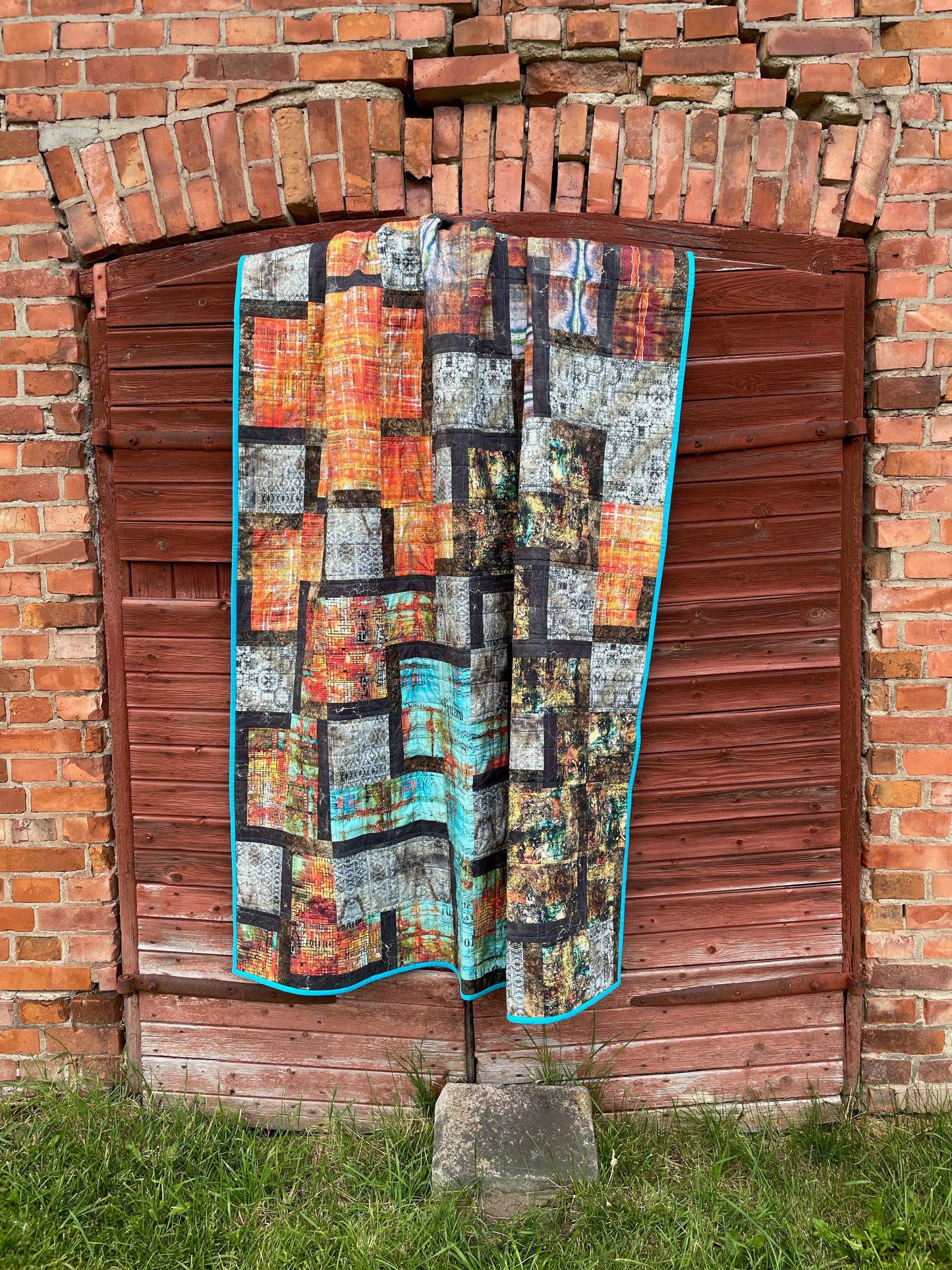 Quilt on barn door.